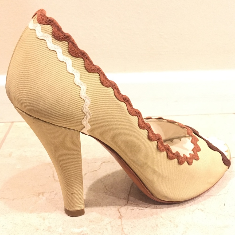 Moschino gingerbread cookie ric rac scalloped pump - Picture 8 of 9
